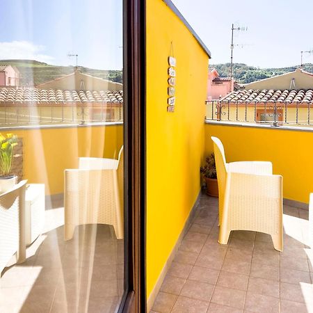 La Torre Del Pozzo Guest House Боза Екстер'єр фото
