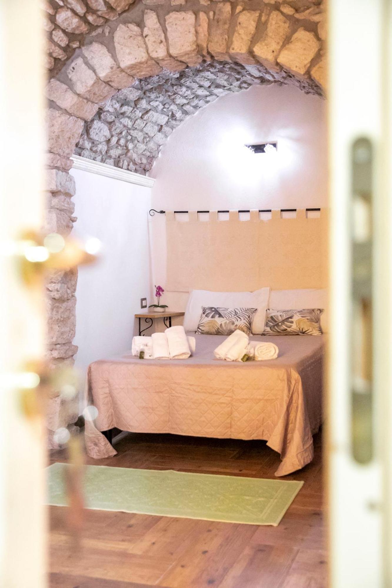 La Torre Del Pozzo Guest House Боза Екстер'єр фото