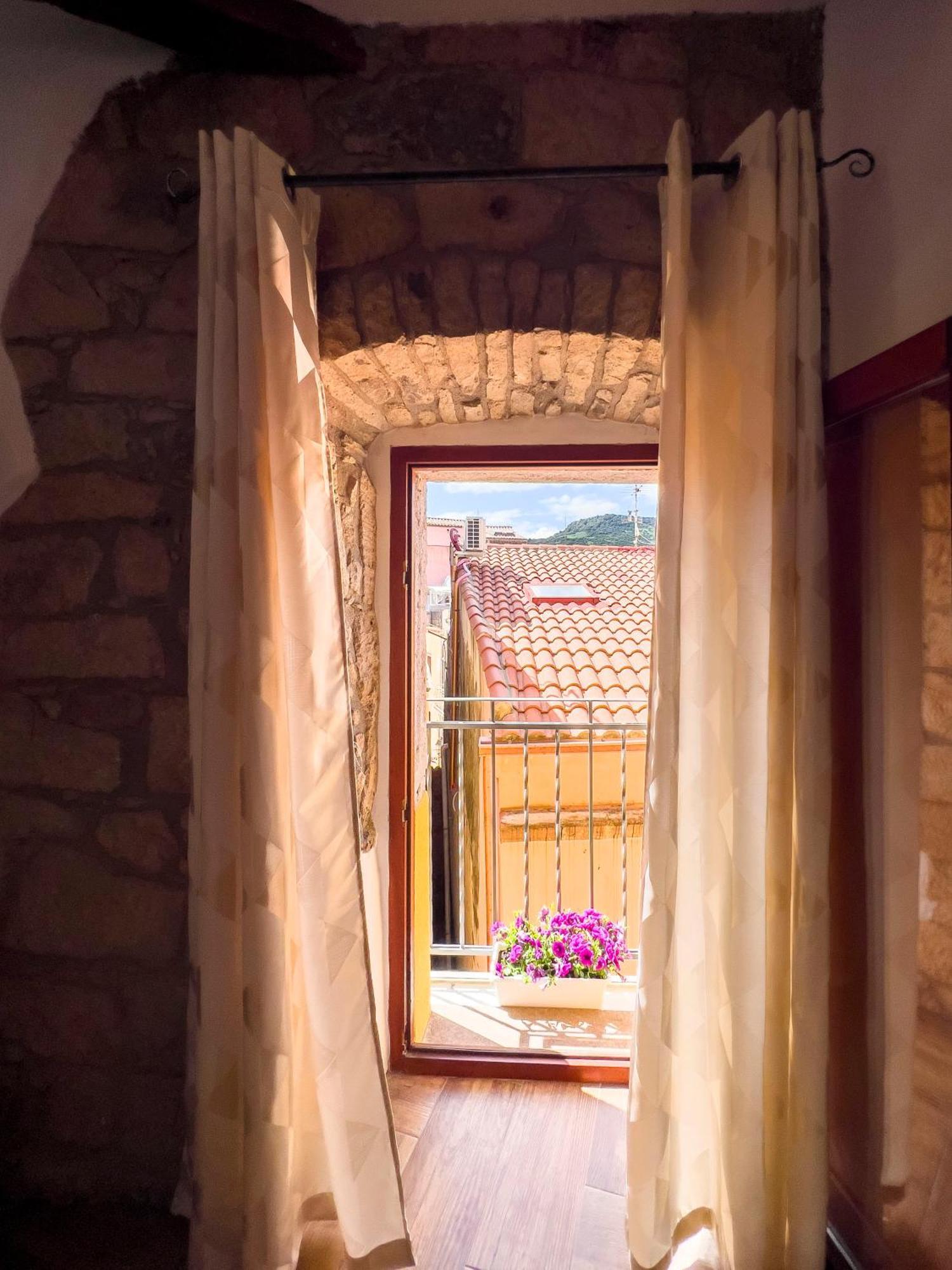 La Torre Del Pozzo Guest House Боза Екстер'єр фото