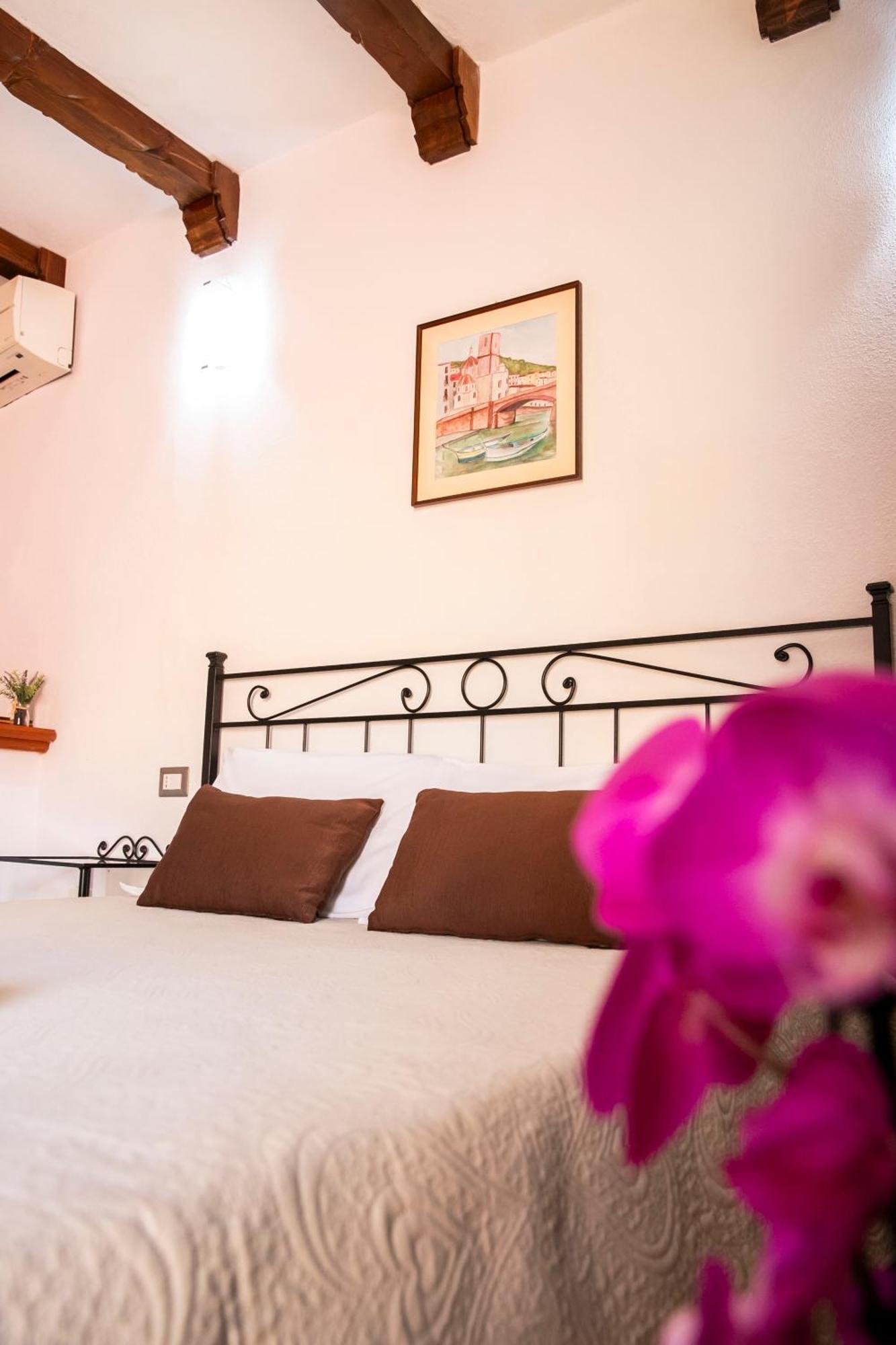 La Torre Del Pozzo Guest House Боза Екстер'єр фото
