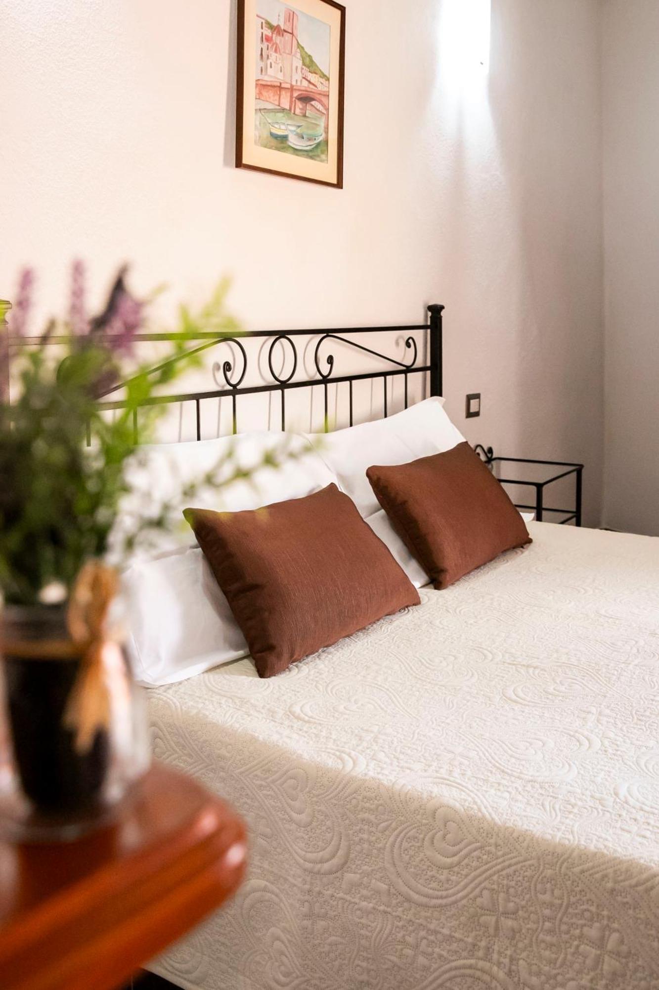 La Torre Del Pozzo Guest House Боза Екстер'єр фото