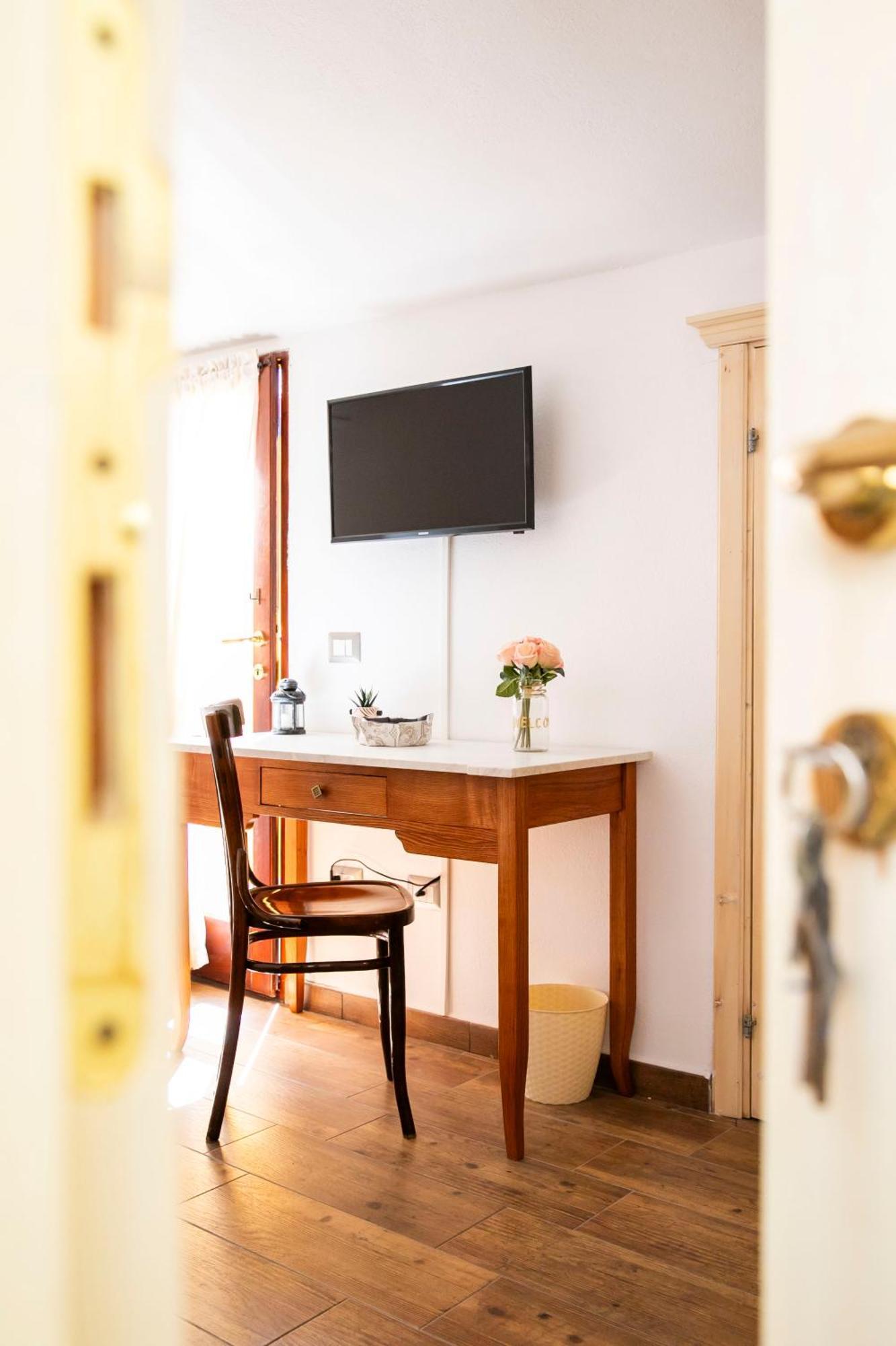 La Torre Del Pozzo Guest House Боза Екстер'єр фото