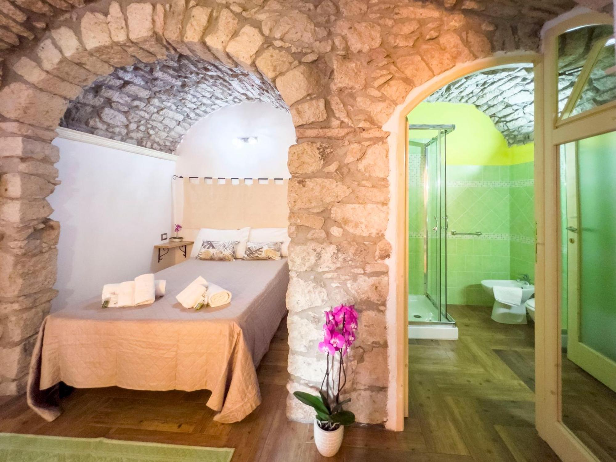 La Torre Del Pozzo Guest House Боза Екстер'єр фото