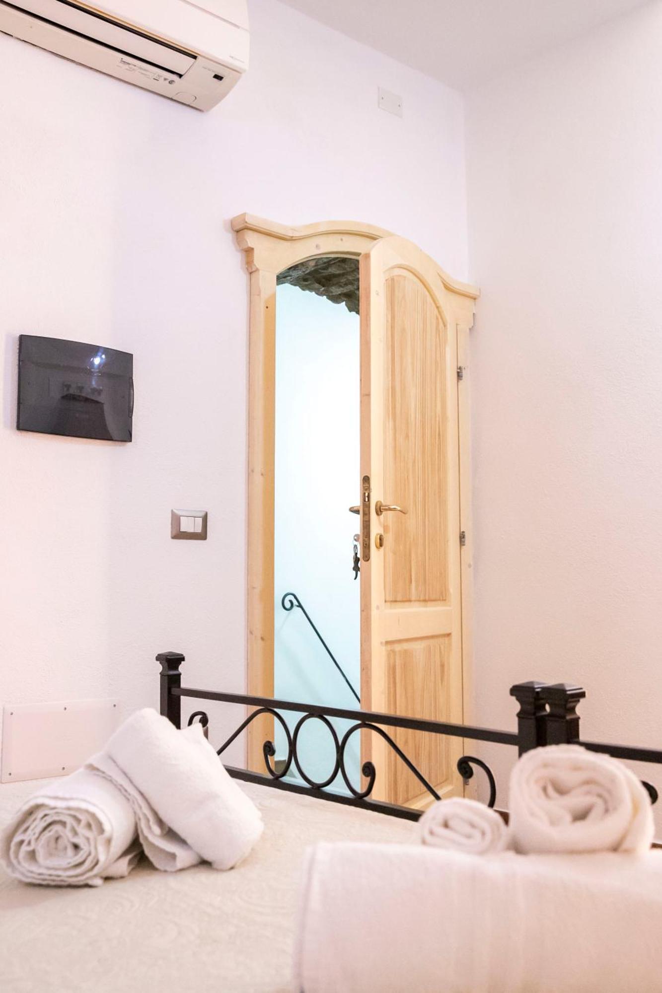 La Torre Del Pozzo Guest House Боза Екстер'єр фото