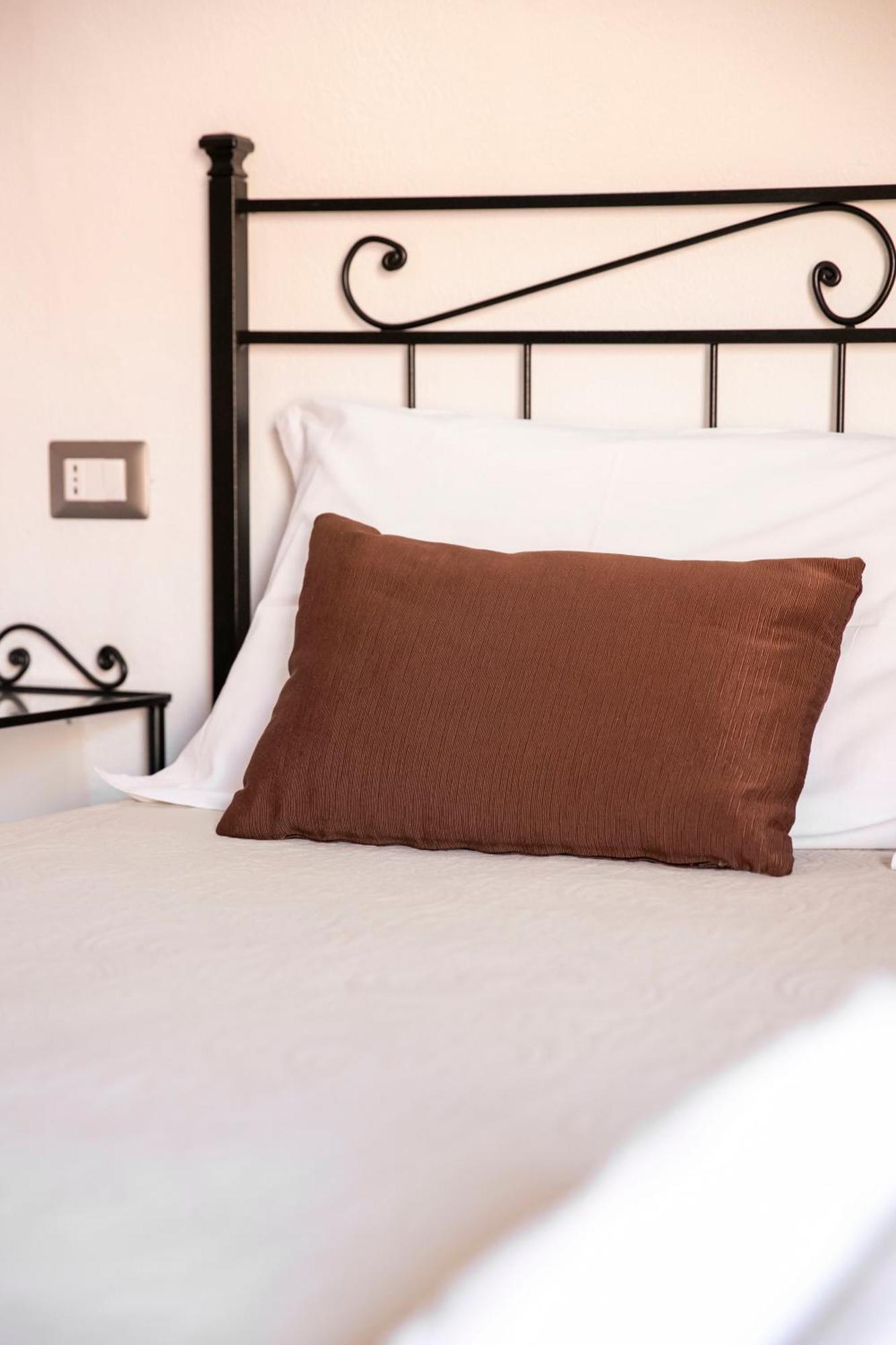 La Torre Del Pozzo Guest House Боза Екстер'єр фото